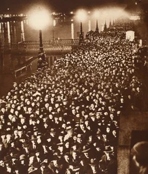 Die Menschenmengen warten darauf, an König Georges Katafalk in der Westminster Hall vorbeizugehen, 1936